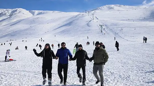 Göl manzaralı Hazar Baba Dağı'nda kayak keyfi başladı