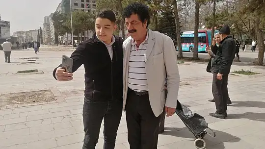 Görenler şoke oldu, 'Müslüm Gürses' Elazığ sokaklarını turladı