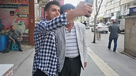 Görenler şoke oldu, 'Müslüm Gürses' Elazığ sokaklarını turladı
