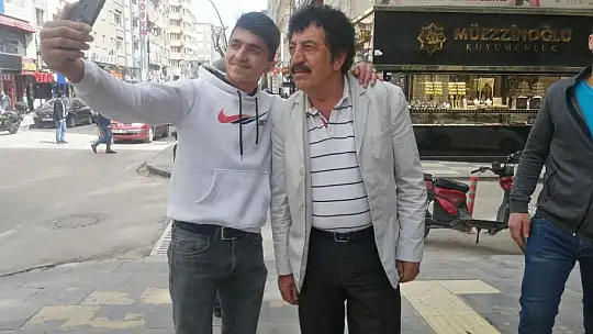 Görenler şoke oldu, 'Müslüm Gürses' Elazığ sokaklarını turladı