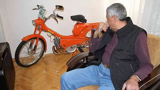 Gözü gibi baktığı motorunu evinin odasında muhafaza ediyor