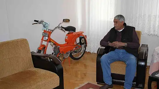 Gözü gibi baktığı motorunu evinin odasında muhafaza ediyor
