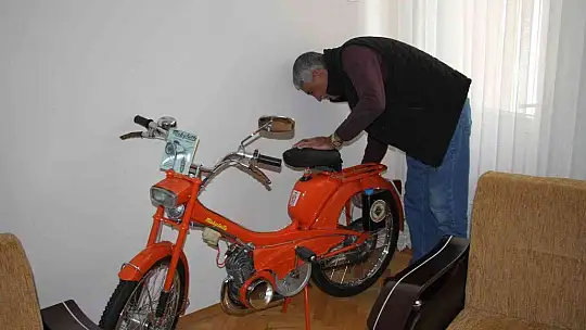 Gözü gibi baktığı motorunu evinin odasında muhafaza ediyor