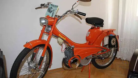 Gözü gibi baktığı motorunu evinin odasında muhafaza ediyor