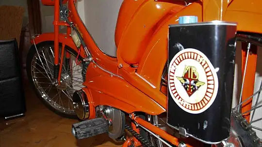 Gözü gibi baktığı motorunu evinin odasında muhafaza ediyor
