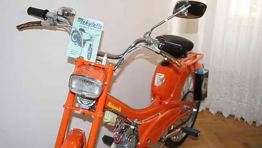 Gözü gibi baktığı motorunu evinin odasında muhafaza ediyor