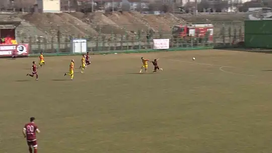Hakemin verdiği kararlar taraftara saç baş yoldurdu