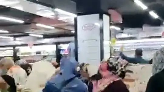 Halılar 50 liradan satışa çıktı, kalabalık koronayı unuttu