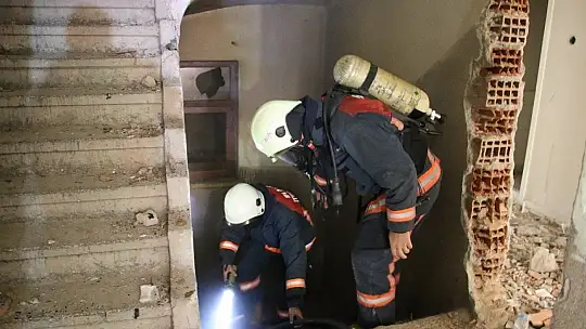 Hasarlı binanın bodrum katı yandı