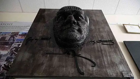 Heykel sanatçısı Keçeci 2 bin endüstriyel atıktan Atatürk portesi yaptı