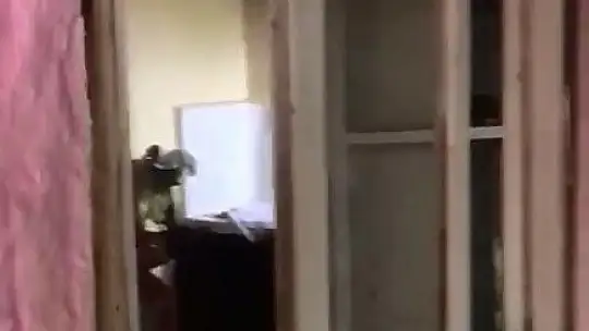 Hırsızlar güpegündüz kapısını ve pencere korkuluklarını çaldıkları evi talan etti