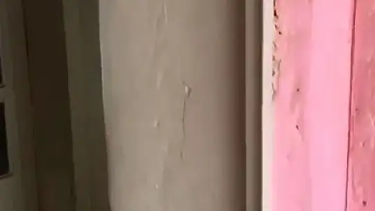Hırsızlar güpegündüz kapısını ve pencere korkuluklarını çaldıkları evi talan etti