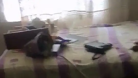 Hırsızlar güpegündüz kapısını ve pencere korkuluklarını çaldıkları evi talan etti