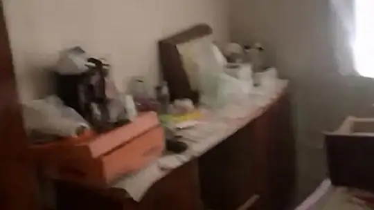 Hırsızlar güpegündüz kapısını ve pencere korkuluklarını çaldıkları evi talan etti