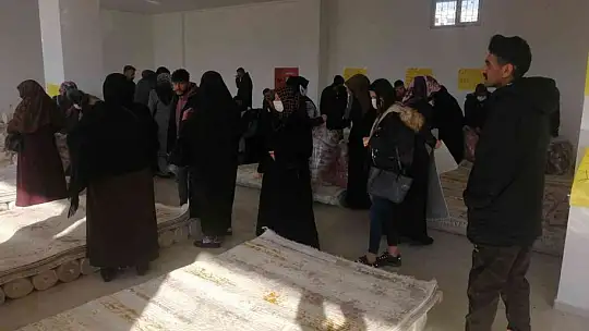 İş yeri halılarda indirme gitti, vatandaşlar eksi 4 derecede mağazaya akın etti