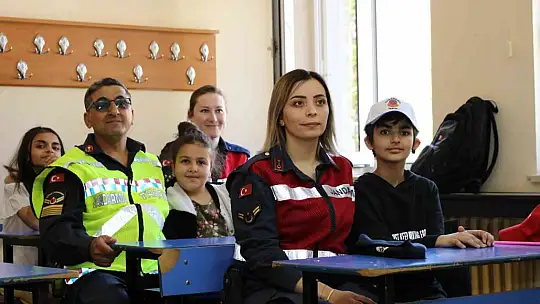 İşitme engelli öğrencilere jandarmadan özel etkinlik