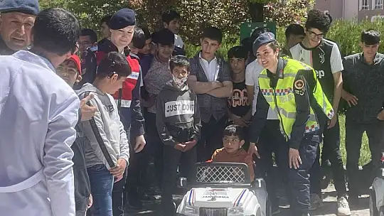 İşitme engelli öğrencilere jandarmadan özel etkinlik