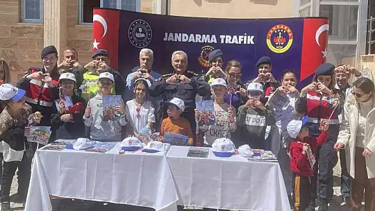 İşitme engelli öğrencilere jandarmadan özel etkinlik