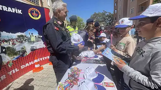İşitme engelli öğrencilere jandarmadan özel etkinlik