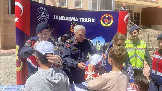 İşitme engelli öğrencilere jandarmadan özel etkinlik