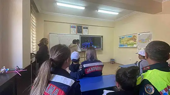 İşitme engelli öğrencilere jandarmadan özel etkinlik