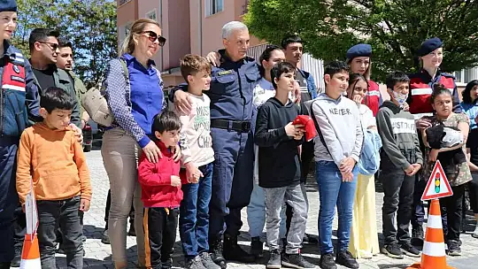 İşitme engelli öğrencilere jandarmadan özel etkinlik
