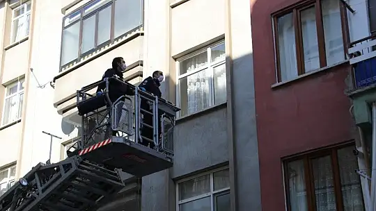 İtfaiye camı kırıp içeri girdi, 56 yaşındaki kadının cansız bedeniyle karşılaştı
