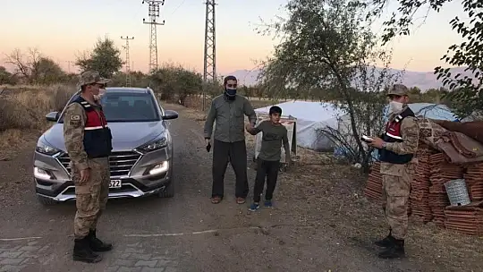 Jandarma ekibi devriyede, kayıp engelli çocuğu buldu