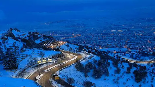 Karla kaplanan Harput'ta gece ışıkları ile görsel şölen
