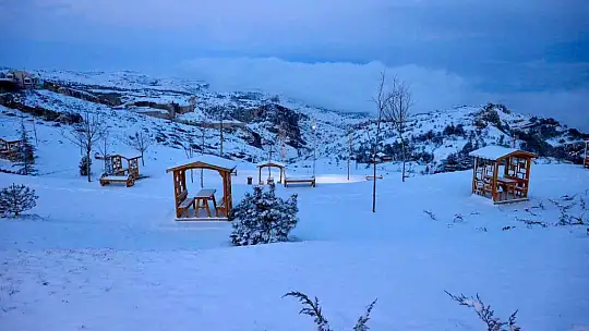 Karla kaplanan Harput'ta gece ışıkları ile görsel şölen