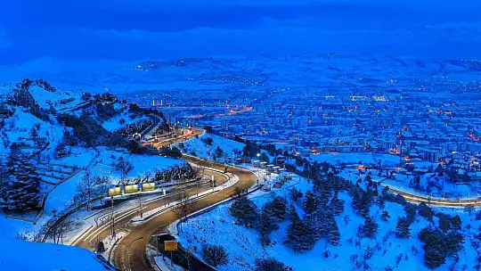 Karla kaplanan Harput'ta gece ışıkları ile görsel şölen