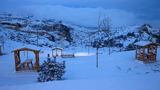 Karla kaplanan Harput'ta gece ışıkları ile görsel şölen