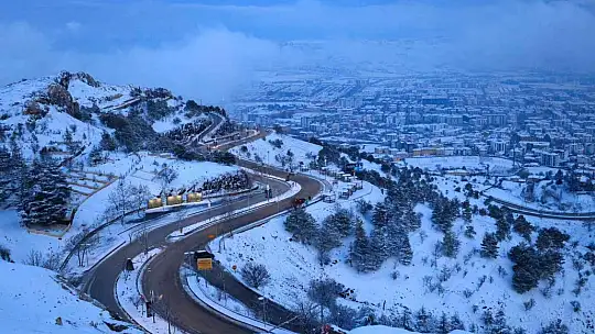 Karla kaplanan Harput'ta gece ışıkları ile görsel şölen