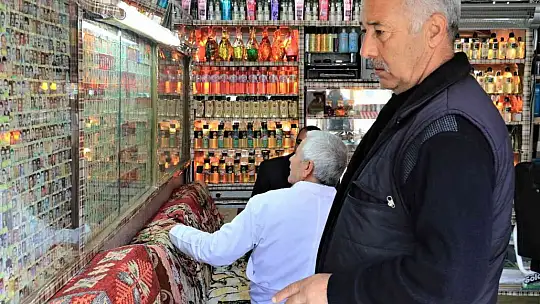 Kaybettikleri yakınlarını görmek için bu berbere uğruyorlar