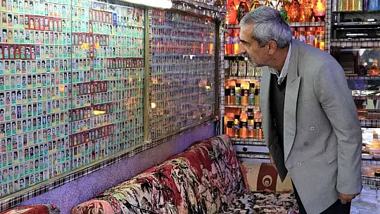 Kaybettikleri yakınlarını görmek için bu berbere uğruyorlar