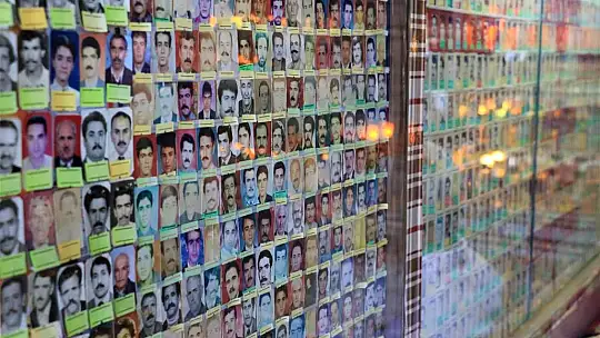 Kaybettikleri yakınlarını görmek için bu berbere uğruyorlar