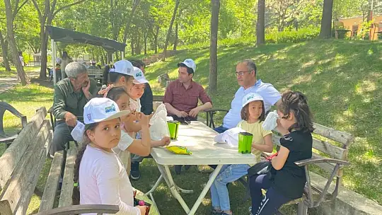 Kaymakam Vural, çocuklarla birlikte çuval yarışı yaptı