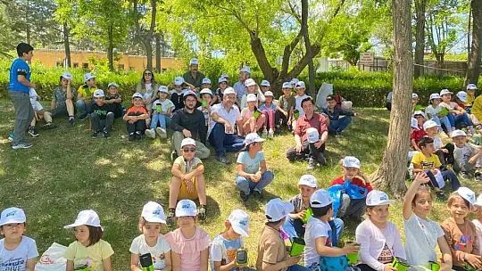 Kaymakam Vural, çocuklarla birlikte çuval yarışı yaptı