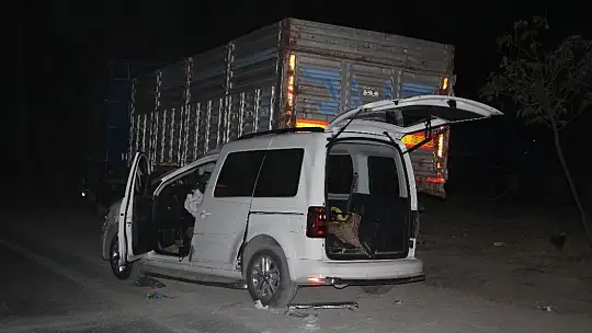 Kazada savrulan araç tırın altına girdi, sıkışan yaralı kurtarıldı