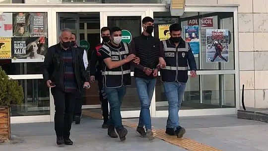 Kız arkadaşını 10 bıçak darbesiyle öldürmekten yargılanan zanlı hakim karşısına çıktı