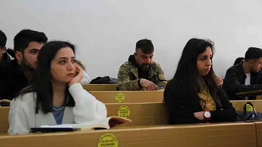 Kızının okuması için birlikte üniversite sınavına girmişti, şimdi 3. üniversitesini bitirmeye çalışıyor