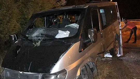 Kontrolden çıkan minibüs bahçeye daldı: 5 yaralı