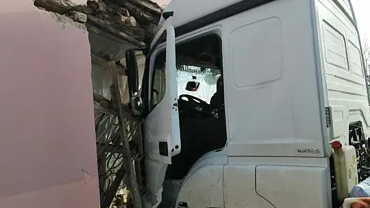 Kontrolden çıkan tır eve çarptı: 1 yaralı