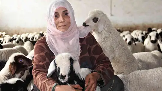 Köye yerleşen 3 çocuk annesi kadın devletten aldığı destekle çiftlik kurdu