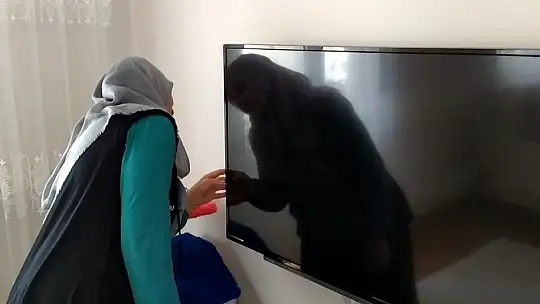 Kurtçuk televizyon ekranının içine yuva yaptı, aile neye uğradığını şaşırdı