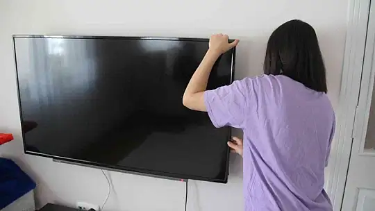 Kurtçuk televizyon ekranının içine yuva yaptı, aile neye uğradığını şaşırdı
