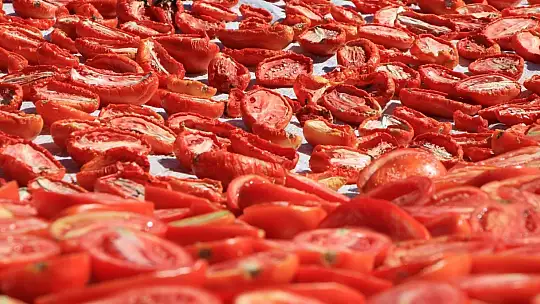 Kurutmalık domateslerle ay yıldızlı Türkiye haritası oluşturuldu