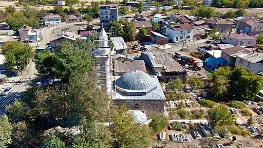 Leyleklerin yuva yapması nedeniyle yenileme çalışmaları ertelenen 386 yıllık caminin restorasyonu tamamlandı