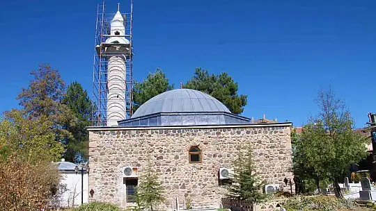 Leyleklerin yuva yapması nedeniyle yenileme çalışmaları ertelenen 386 yıllık caminin restorasyonu tamamlandı
