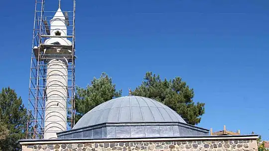 Leyleklerin yuva yapması nedeniyle yenileme çalışmaları ertelenen 386 yıllık caminin restorasyonu tamamlandı